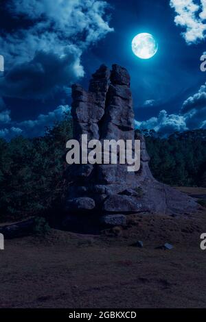 Vue nocturne d'une colossale pierre ancestrale du parc naturel 'Piedras Encimadas', Puebla Mexico, la pierre et en arrière-plan une belle très belle frénésie Banque D'Images