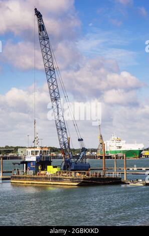 Walcon Wizard, une barge automotrice, qui a mis en place des pontons à Southampton Water au large de Mayflower Park en préparation du Southampton Boat Sho 2021 Banque D'Images