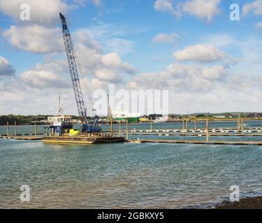 Walcon Wizard, une barge automotrice, qui a mis en place des pontons à Southampton Water au large de Mayflower Park en préparation du Southampton Boat Sho 2021 Banque D'Images