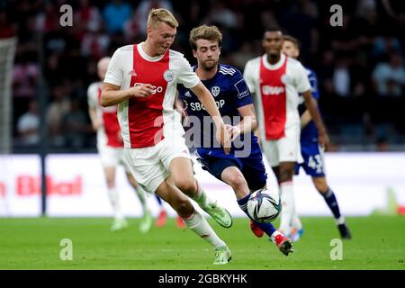 AMSTERDAM, PAYS-BAS - AOÛT 4: PERR Schuurs d'Ajax et Patrick Bamford de Leeds Unis lors du match amical d'avant-saison entre Ajax et Leeds Unis à la Johan Cruijff Arena le 4 août 2021 à Amsterdam, pays-Bas (photo de Broer van den Boom/Orange Pictures) Banque D'Images