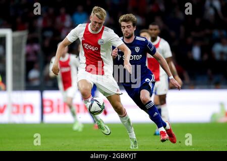 AMSTERDAM, PAYS-BAS - AOÛT 4: PERR Schuurs d'Ajax et Patrick Bamford de Leeds Unis lors du match amical d'avant-saison entre Ajax et Leeds Unis à la Johan Cruijff Arena le 4 août 2021 à Amsterdam, pays-Bas (photo de Broer van den Boom/Orange Pictures) Banque D'Images