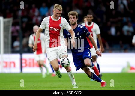 AMSTERDAM, PAYS-BAS - AOÛT 4: PERR Schuurs d'Ajax et Patrick Bamford de Leeds Unis lors du match amical d'avant-saison entre Ajax et Leeds Unis à la Johan Cruijff Arena le 4 août 2021 à Amsterdam, pays-Bas (photo de Broer van den Boom/Orange Pictures) Banque D'Images