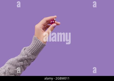 Main des femmes avec manucure lavande tendance. Motif ongles hiver de noël Banque D'Images