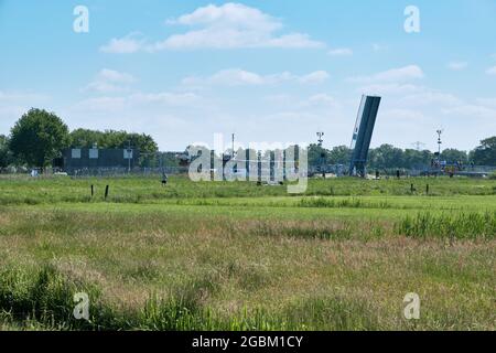 Prairies verdoyantes avec pédalo et le pont Malebrug, au-dessus de la rivière EEM, entre Amersfoort et Soest. Attendre les gens parce que le mâle Banque D'Images