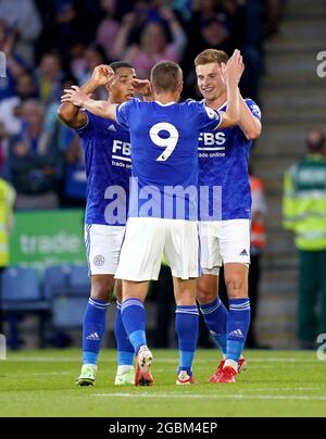 Harvey Barnes de Leicester City (à droite) célèbre avec ses coéquipiers après avoir marquant le deuxième but de leur partie lors du match amical d'avant-saison au King Power Stadium de Leicester. Date de la photo: Mercredi 4 août 2021. Banque D'Images