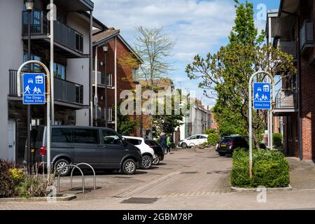 Le Dings 'home zone', un quartier résidentiel de maisons et d'immeubles d'appartements avec de faibles volumes de circulation, calme de la circulation et surface commune de stre Banque D'Images