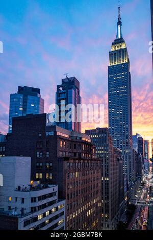 Empire State Building au coucher du soleil vu d'un appartement à Murray Hill, New York, Etats-Unis Banque D'Images