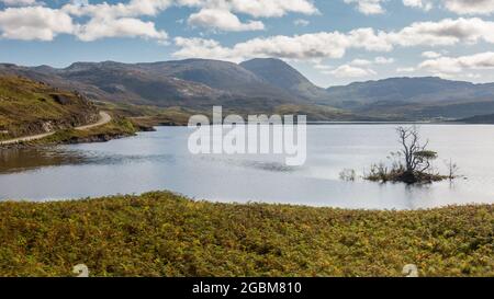 Conival et les montagnes de Sutherland s'élèvent des rives du Loch Assynt dans les Highlands d'Écosse. Banque D'Images