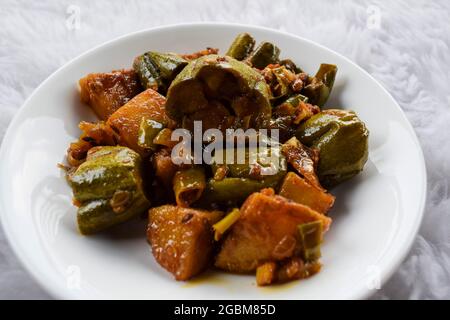 Parwal aloo ki sabji également connu sous le nom de gourde pointue et curry de pommes de terre frites. Savoureux plat d'accompagnement fait maison de style dhaba c'est authentique curry indien Banque D'Images