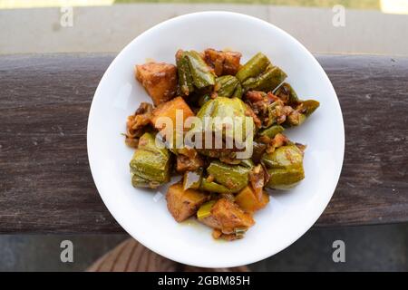 Parwal aloo ki sabji également connu sous le nom de gourde pointue et curry de pommes de terre frites. Savoureux plat d'accompagnement fait maison de style dhaba c'est authentique curry indien Banque D'Images