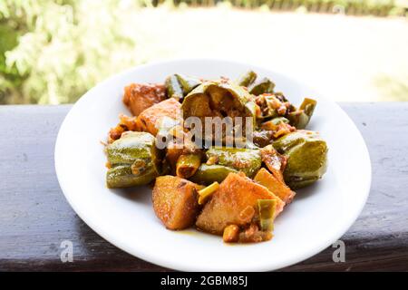 Parwal aloo ki sabji également connu sous le nom de gourde pointue et curry de pommes de terre frites. Savoureux plat d'accompagnement fait maison de style dhaba c'est authentique curry indien Banque D'Images