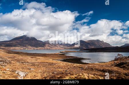 Les montagnes des collines de Torridon s'élèvent des rives du Loch Torridon, dans les Highlands du Nord-Ouest de l'Écosse. Banque D'Images