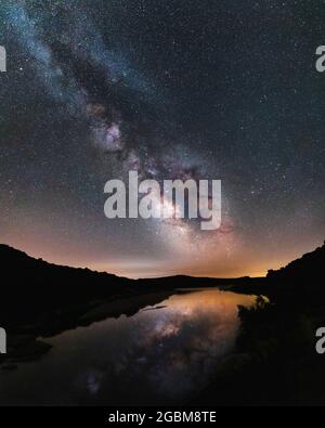 Via Láctea et la voie lactée se réfléchit sur l'eau lors d'une nuit de Starry à Serra da Freita Banque D'Images