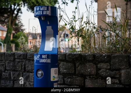 Une fontaine d'eau moderne Wessex Water pour le remplissage des bouteilles réutilisables se trouve sur South Street à Dorchester, Dorset. Banque D'Images