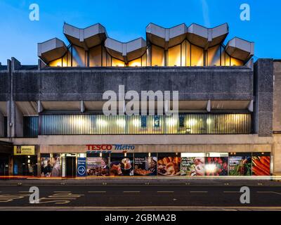 L'église baptiste moderne de Broadmead est éclairée au crépuscule dans le centre de Bristol. Banque D'Images