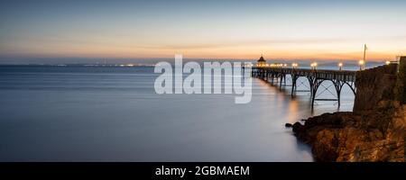 Le soleil se couche sur le Canal de Bristol et le sud du pays de Galles à Clevedon Pier dans Somerset, en Angleterre. Banque D'Images