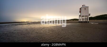 Le phare en bois de bas niveau est éclairé la nuit sur la plage de Burnham-on-Sea dans le Somerset. Banque D'Images