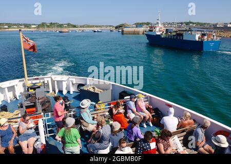 À bord du ferry Scillonian III en quittant l'île de St Mary's, le port de Hugh Town, les îles de Scilly, Cornouailles, Angleterre, Royaume-Uni, juillet 2021 Banque D'Images