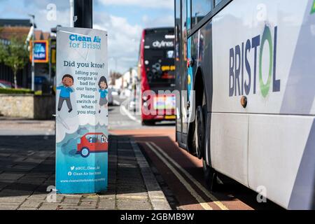 Une affiche « Clean Air » demande aux automobilistes d'éteindre leurs moteurs tout en tournant au ralenti à une jonction sur Fishmares Road à Bristol. Banque D'Images