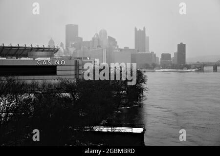 Wintry Pittsburgh depuis le pont West End Banque D'Images