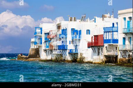 Mykonos, Grèce - 02 octobre 2017 : vue sur la célèbre région de Mykonos appelée petite Venise, vue de la mer, île de Mykonos, Cyclades, Grèce Banque D'Images