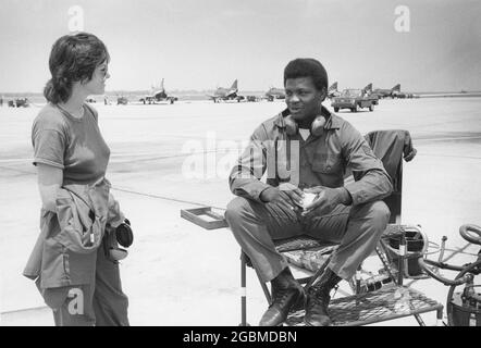 Austin Texas USA, vers 1984: Hommes et femmes mécaniciens de la Réserve de la Force aérienne au travail sur les avions de chasse F-4 à la base aérienne de Bergstrom. ©Bob Daemmrich Banque D'Images