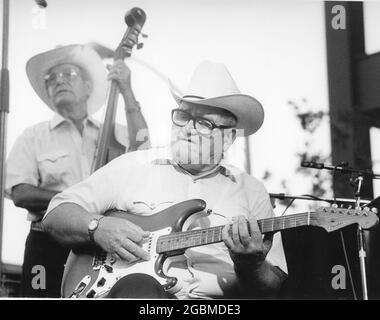 Austin Texas USA, vers 1979 : les Texas Playboys originaux de Bob Wills jouant un spectacle au siège mondial d'Armadillo. ©Bob Daemmrich Banque D'Images