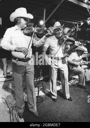 Austin Texas USA, vers 1980 : les Texas Playboys originaux de Bob Wills exécutent un spectacle à l'extérieur. ©Bob Daemmrich Banque D'Images