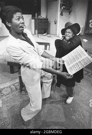 Austin, Texas États-Unis, vers 1980: Des membres de la compagnie de théâtre noir amateur répètent pour un spectacle. ©Bob Daemmrich Banque D'Images