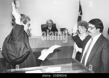 Austin Texas USA, 1996: Wilfred Aguilar (à droite) est assermenté comme juge de district. ©Bob Daemmrich Banque D'Images