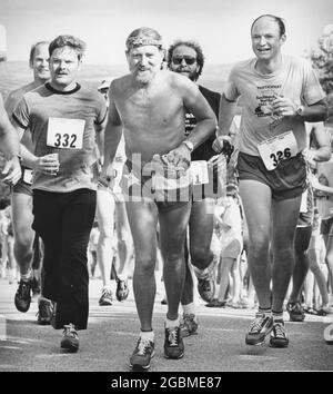 Austin, Texas USA, vers 1980: Musicien Willie Nelson, portant un short de course à pied sur le thème du drapeau du Texas, en compétition à son Briarcliff Country Club à l'ouest d'Austin. ©Bob Daemmrich Banque D'Images