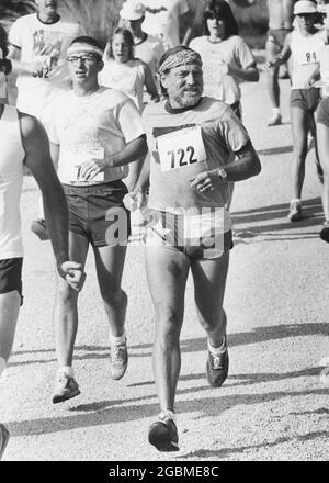 Austin, Texas USA, vers 1980: Musicien Willie Nelson, portant un short de course à pied sur le thème du drapeau du Texas, en compétition à son Briarcliff Country Club à l'ouest d'Austin. ©Bob Daemmrich Banque D'Images