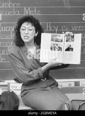 Austin Texas USA, vers 1990: Femme hispanique bilingue enseignant d'éducation travaillant avec des élèves de maternelle dans la classe publique primaire. ©Bob Daemmrich Banque D'Images