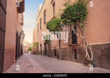 Rue touristique traditionnelle dans le centre de Queretaro, mexique, ville historique, personne, lever du soleil, architecture coloniale Banque D'Images