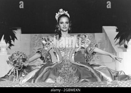 Laredo Texas USA, vers 1993: Une adolescente est présentée au Colonial Pageant debutante ball de la Martha Washington Society. Chaque deb porte une robe élaborée sur mesure, basée sur la mode féminine de l'époque de la guerre d'indépendance américaine. ©Bob Daemmrich Banque D'Images