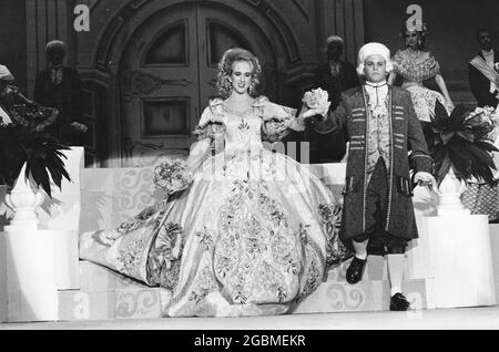 Laredo Texas USA, vers 1993: Une adolescente est présentée au Colonial Pageant debutante ball de la Martha Washington Society. Chaque deb porte une robe élaborée sur mesure, basée sur la mode féminine de l'époque de la guerre d'indépendance américaine. ©Bob Daemmrich Banque D'Images