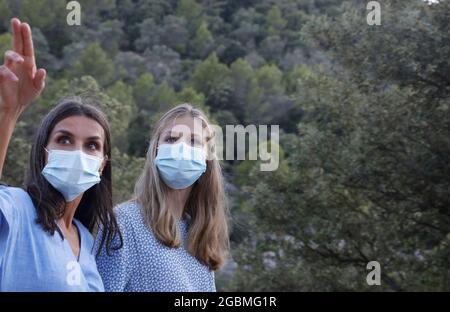 Escorca, Espagne. 04e août 2021. La famille royale espagnole, la reine Letizia (l) avec sa fille la princesse Leonor, visitez le 'Centre pour l'interprétation du paysage naturel de la Serra de Tramuntana' et le 'Monastère Lluc' pendant leurs vacances d'été sur l'île de Majorque. Photo de: Clara Margais/dpa crédit: Clara Margais/dpa/Alay Live News Banque D'Images