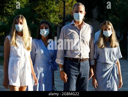 Escorca, Espagne. 04e août 2021. La famille royale espagnole, le roi Felipe VI (2e de droite) et la reine Letizia (2e de gauche) avec leurs filles la princesse Leonor (r) et Infanta Sofia visitent le 'Centre pour l'interprétation du paysage naturel de la Serra de Tramuntana' et le 'Monastère Lluc' pendant leurs vacances d'été sur l'île de Majorque. Photo de: Clara Margais/dpa crédit: Clara Margais/dpa/Alay Live News Banque D'Images