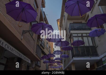 BRIHUEGA, ESPAGNE - 10 juillet 2021 : une photo à petit angle de parasols violets décorant les rues de Brihuega en juillet Banque D'Images