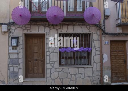 BRIHUEGA, ESPAGNE - 10 juillet 2021 : une photo à petit angle de parasols violets décorant les rues de Brihuega en juillet Banque D'Images