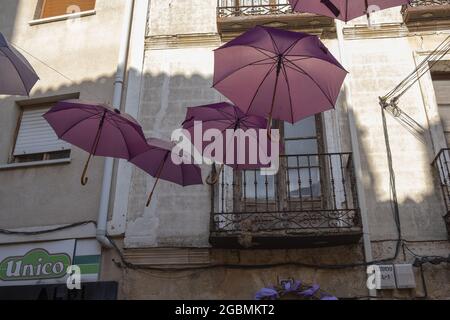 BRIHUEGA, ESPAGNE - 10 juillet 2021 : une photo à petit angle de parasols violets décorant les rues de Brihuega en juillet Banque D'Images