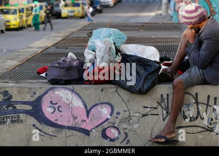 Homme sans abri, mendiant vivant sur un trottoir pendant la crise économique au centre-ville, à la recherche d'aide, faim. Pauvreté situation vulnérable, questions sociales en lat Banque D'Images