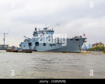 HMS Ocean L12, un hélicoptère à plate-forme d'atterrissage maintenant désaffecté (LPH, porte-hélicoptère) amarré à Greenwich dans la Tamise, Londres Banque D'Images