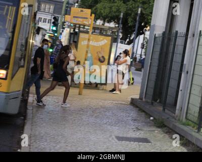 Lisbonne, Lisbonne Portugal. 4 août 2021. (INT) mouvement des transports publics à Lisbonne. 4 août 2021, Lisbonne, Portugal: Mouvement dans les transports publics entre la place Comercio et le quartier de Belem, à Lisbonne, mercredi (4), au milieu de la pandémie du coronavirus. (Credit image: © Edson de Souza/TheNEWS2 via ZUMA Press Wire) Banque D'Images