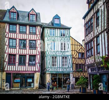 Rouen, France, octobre 2020, place du lieutenant Auber place pavée avec maisons médiévales à colombages dans le centre piétonnier de la ville Banque D'Images