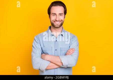 Photo portrait d'un jeune homme d'affaires souriant heureux plié mains isolées sur fond jaune vif Banque D'Images