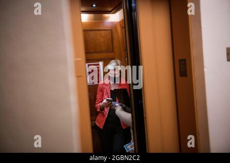 Washington, Vereinigte Staaten. 04e août 2021. La sénatrice des États-Unis Elizabeth Warren (démocrate du Massachusetts) monte dans un ascenseur lors d'un vote sur les amendements à H.R. 3684, la Loi sur l'investissement dans les infrastructures et l'emploi, au Capitole des États-Unis à Washington, DC, le mercredi 4 août 2021. Credit: Rod Lamkey/CNP/dpa/Alay Live News Banque D'Images