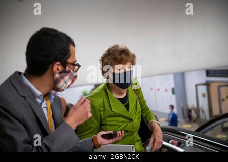 Washington, Vereinigte Staaten. 04e août 2021. La sénatrice des États-Unis Jeanne Shaheen (démocrate du New Hampshire) s'entretient avec des journalistes tout en traversant le métro du Sénat lors d'un vote sur les amendements à H.R. 3684, la Loi sur l'investissement dans les infrastructures et l'emploi, au Capitole des États-Unis à Washington, DC, le mercredi 4 août 2021. Credit: Rod Lamkey/CNP/dpa/Alay Live News Banque D'Images