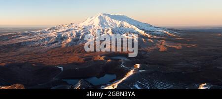 Lever de soleil en hiver, Mont Ruapehu depuis le sommet de Ngauruhoe, parc national de Tongariro Banque D'Images