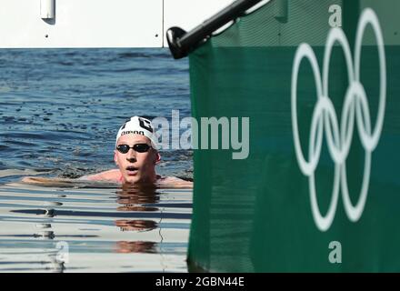 Tokyo, Japon. 5 août 2021. Florian Wellbrock, d'Allemagne, réagit après avoir atteint la ligne d'arrivée des 10 km de marathon hommes qui nagent aux Jeux Olympiques de Tokyo en 2020 à Tokyo, au Japon, le 5 août 2021. Crédit: Wang Jingqiang/Xinhua/Alay Live News Banque D'Images